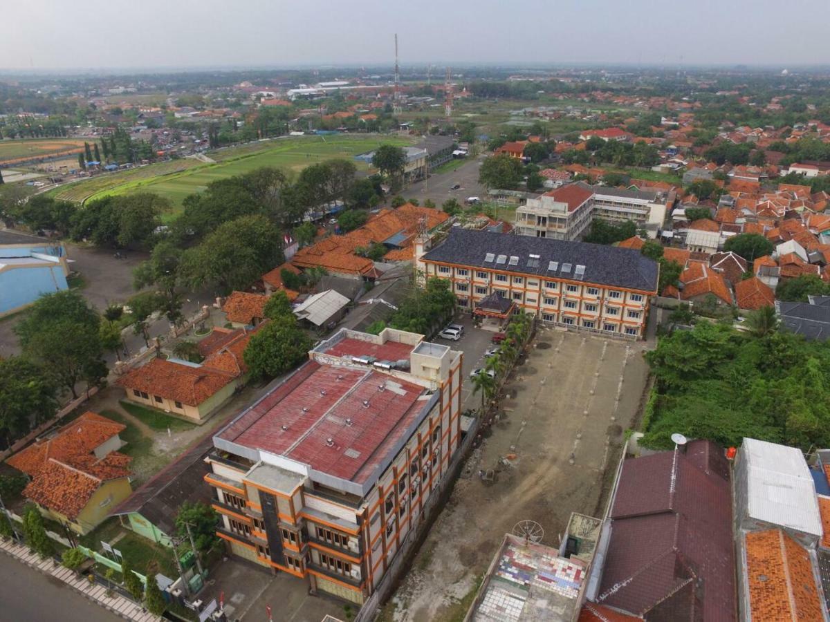 Hotel Wiwi Perkasa 2 Indramayu エクステリア 写真